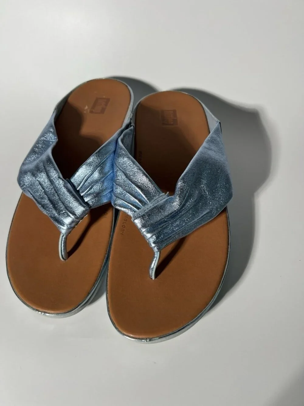 FitFlop Women’s Metallic Light Blue Leather Thong Sandals Size 9